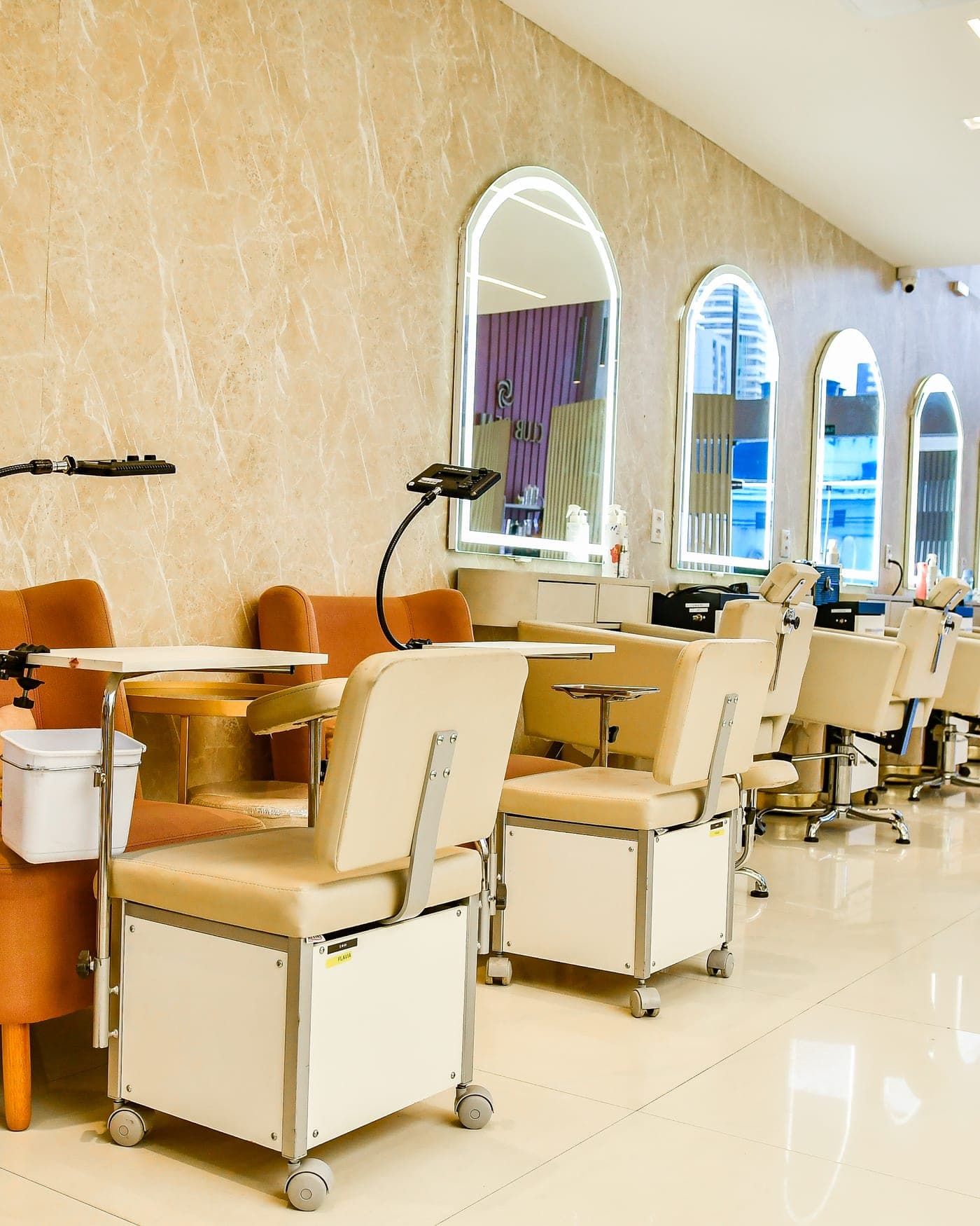 Estações de manicure e pedicure no térreo